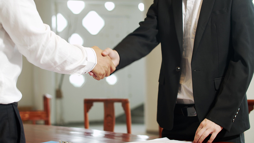 千庫網(wǎng)_實(shí)拍商務(wù)男性握手_攝影圖編號227967